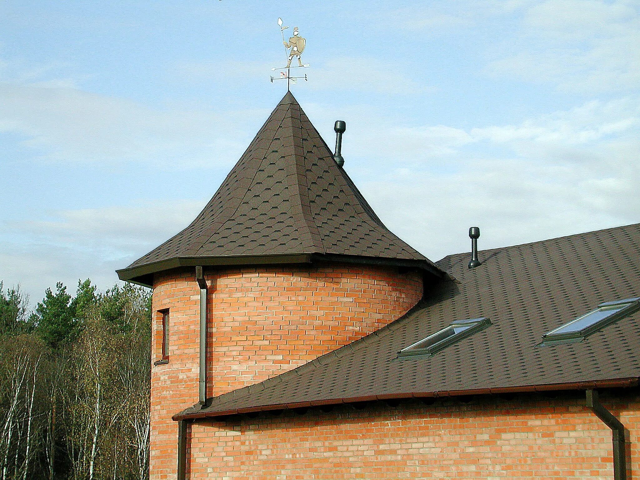 Крыша башни имеет форму конуса. Конусообразная палатка высотой 3. Конусная крыша. Крыша на конусную башню. Крыша башни имеет форму конуса.