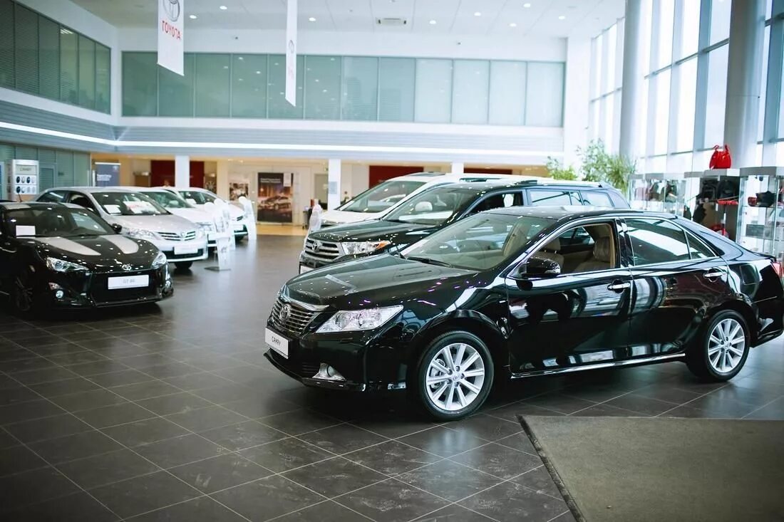 Автомобили с пробегом в казани. Ваз 2114 в автосалоне. Машина дешевле казань. Автомобили с пробегом в казани. Автосалон автомобилей с пробегом.