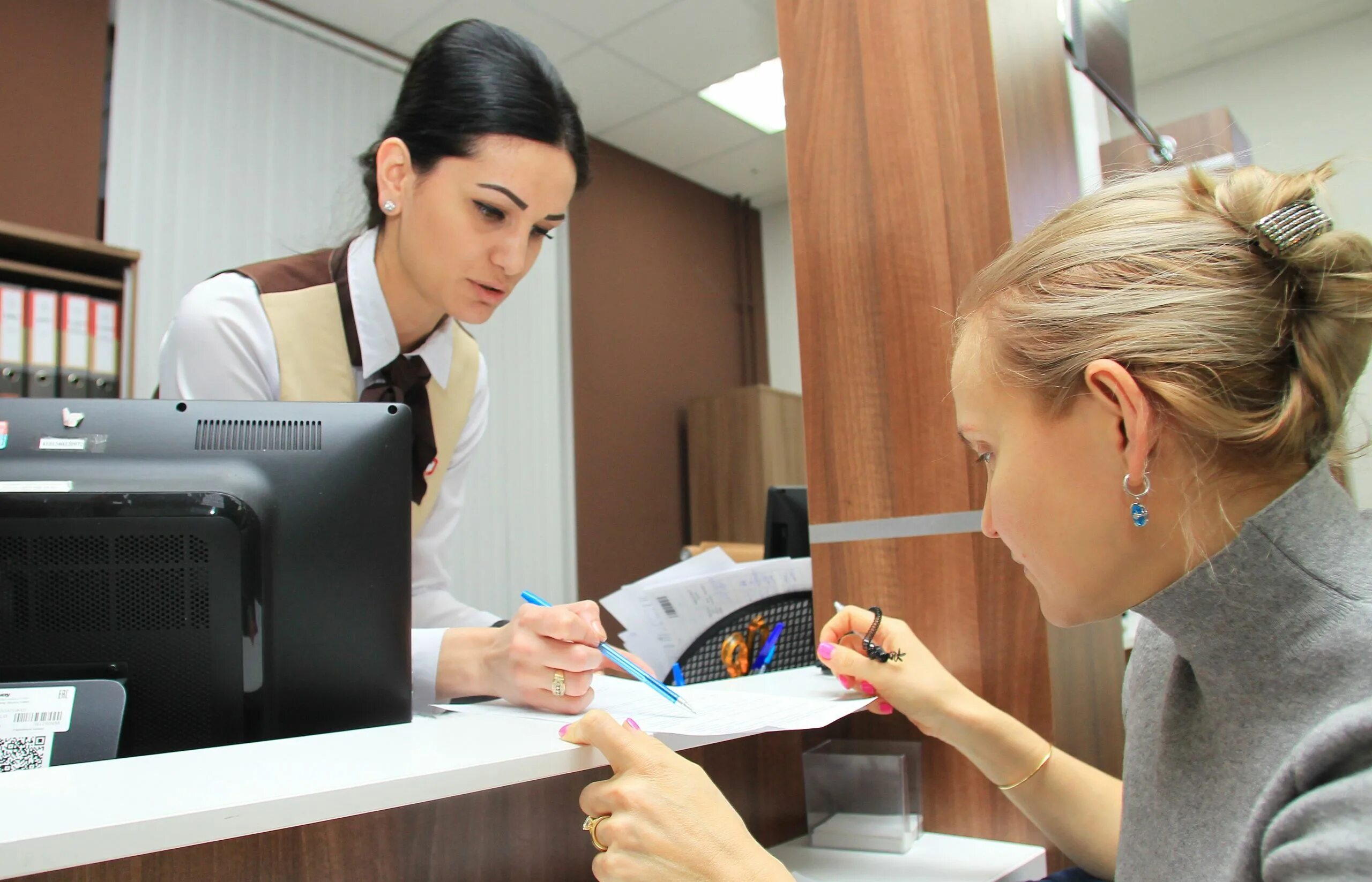 Многофункциональный центр прием документов. Подача документов. работницы мфц. люди в мфц. сотрудницы мфц.