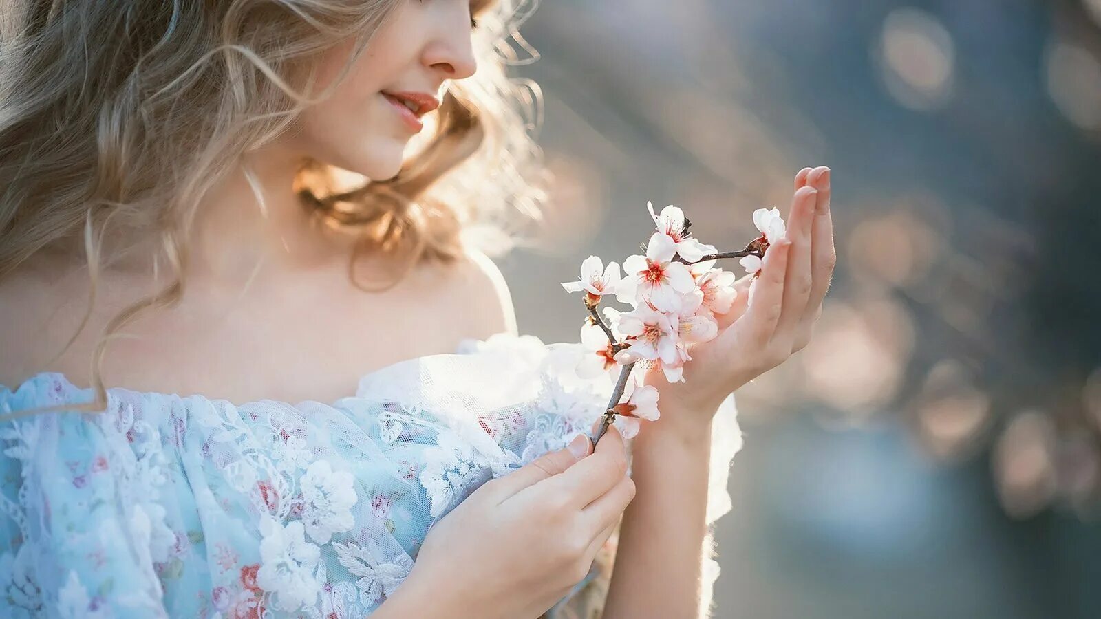 Девушка в воздушном платье. Счастливая женщина. Счастье женщины. Нежная женщина. Девушка на природе.