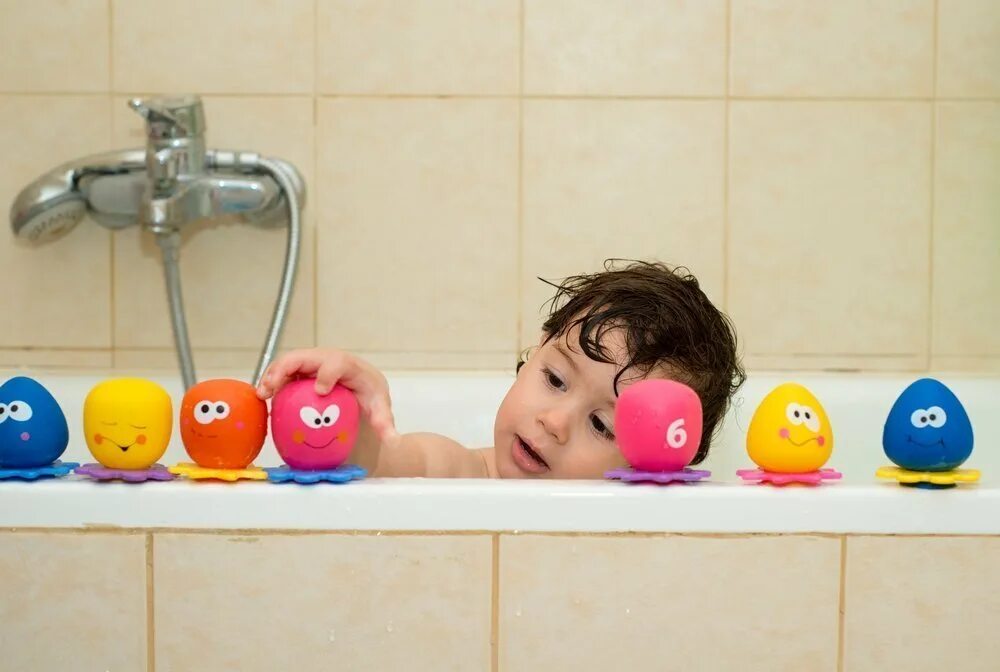 Child bath. Игрушка для ванной для новорожденных. Дети моются в ванной. Мыть ванную. Резиновые игрушки для ванны для малышей.
