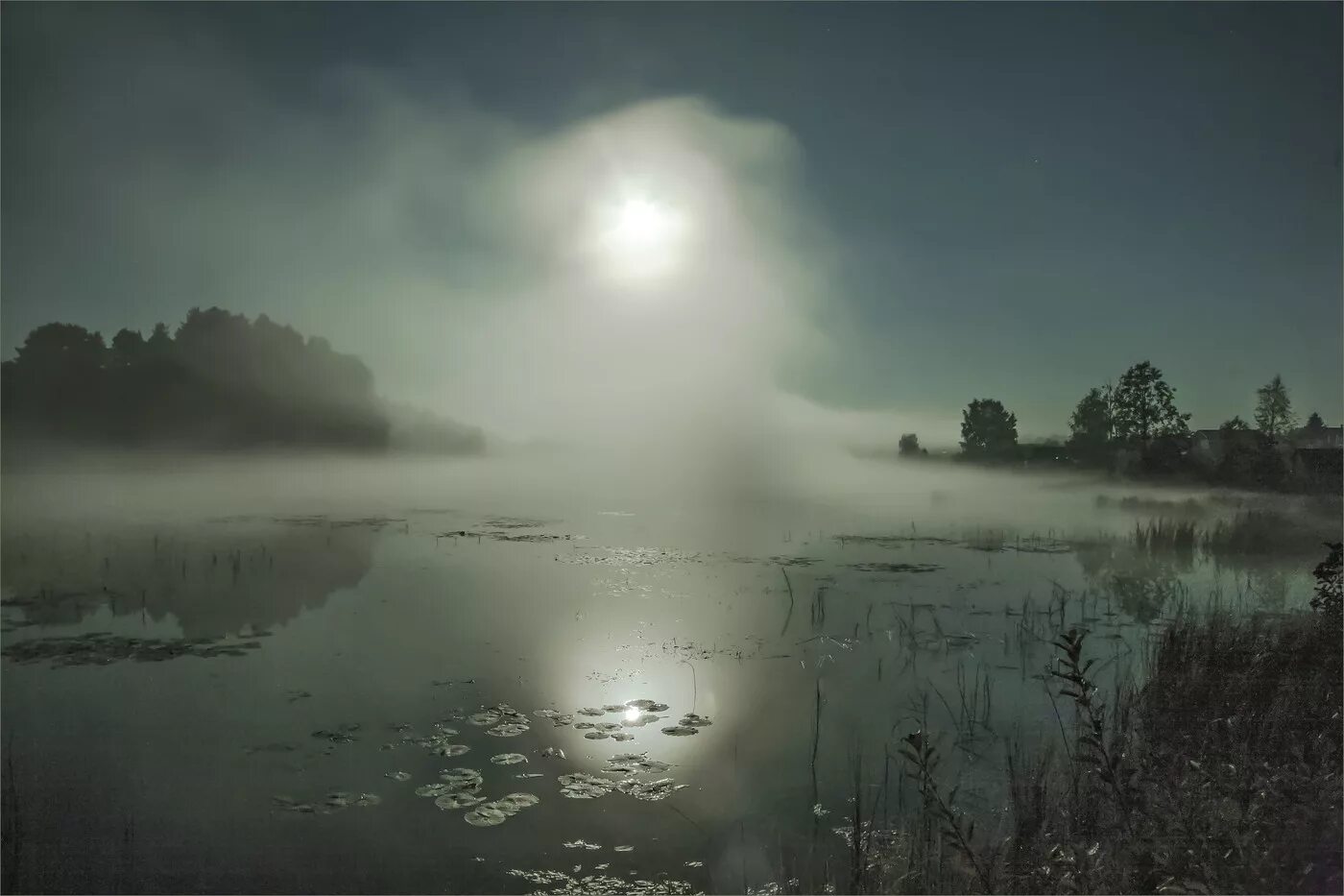 Луна поднималась и освещала. Туманное озеро. Озеро в тумане ночью. Туманная ночь. Туман ночью.