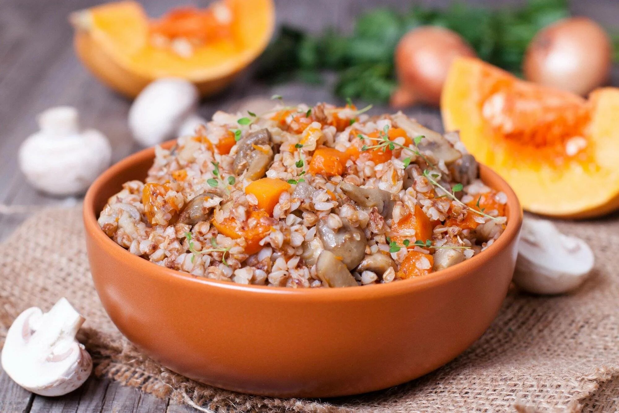 Гречка с курицей и морковью. Гречка с курицей и морковью. Гречневая каша с луком. Гречка с курицей морковкой. Гречневая каша с тыквой и грибами.