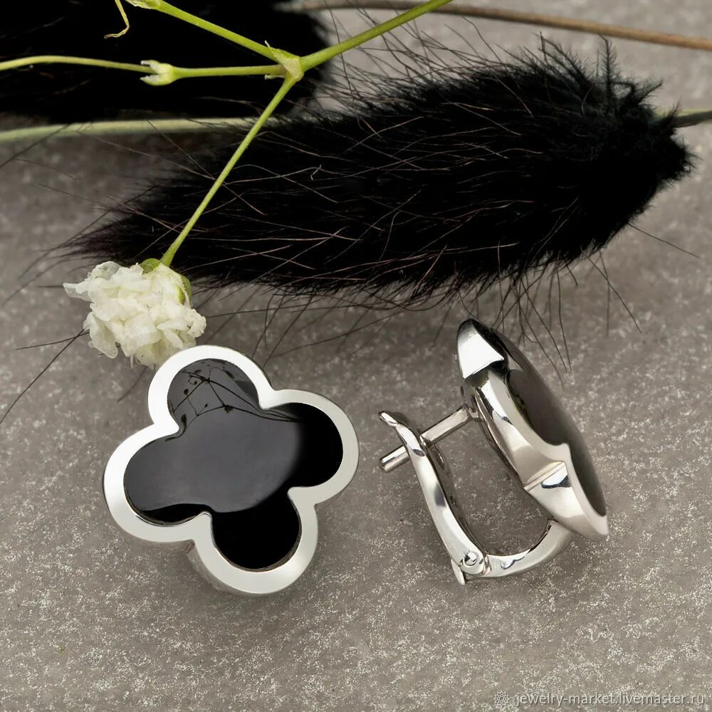 Серьги с ониксом в золоте клевер. Серьги луи ван клиф клевер золотые. Серьги клевер с перламутром. Серьги в виде клевера бренд. Серьги в виде клевера бренд.