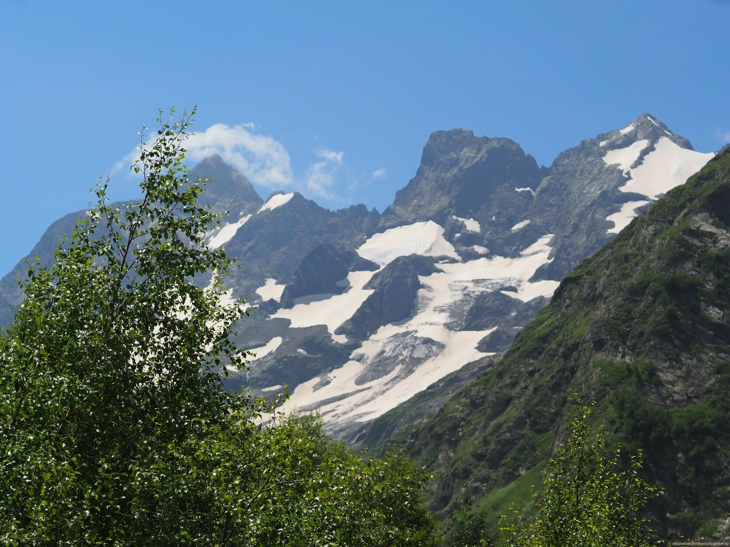 Уймонская долина горный алтай. Гор сбегали. Русская поляна домбай. Спортсмен в горах. Бежит поток проворный.