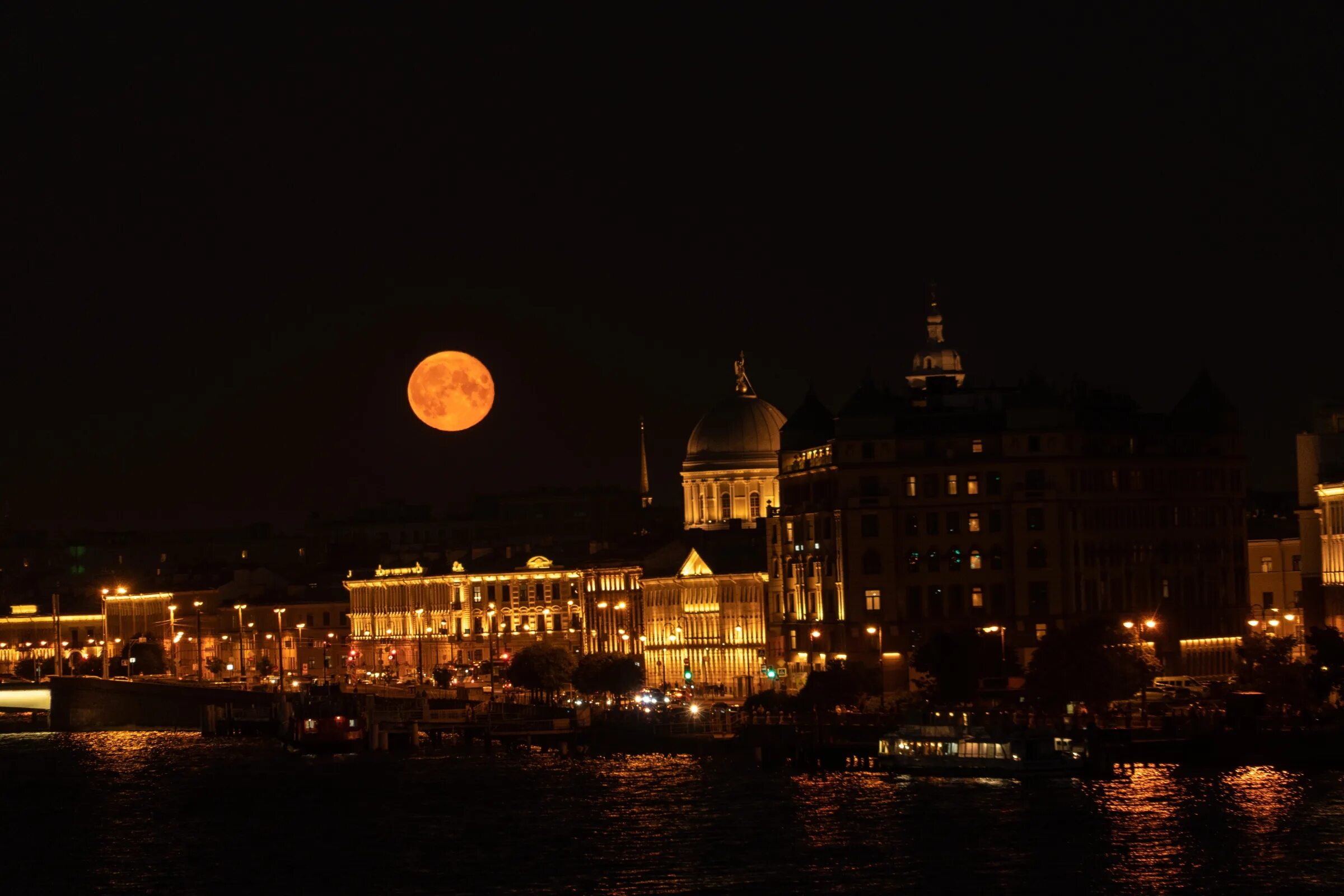Северное сияние в санкт-петербурге. Ночью над санкт петербургом. Белые ночи санкт-петербург. Луна в санкт-петербурге. Ночью над санкт петербургом.