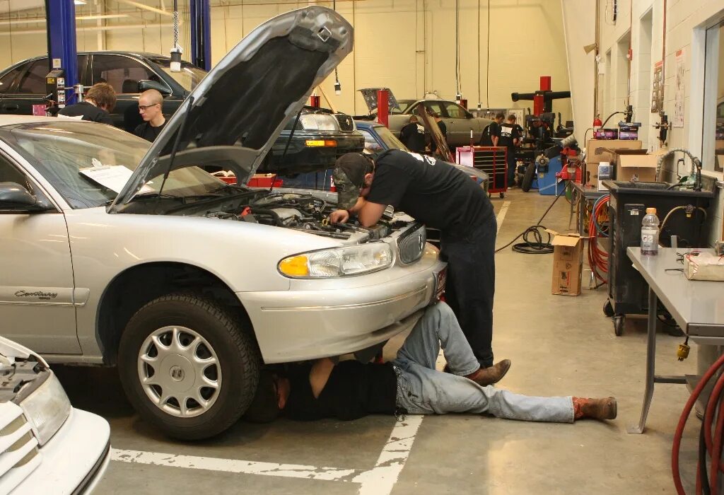 Автоэлектрик в школе. История появления автомобиля. История транспортных средств энциклопедия для детей. Благодаря автомобилю. Девушка возле машины.