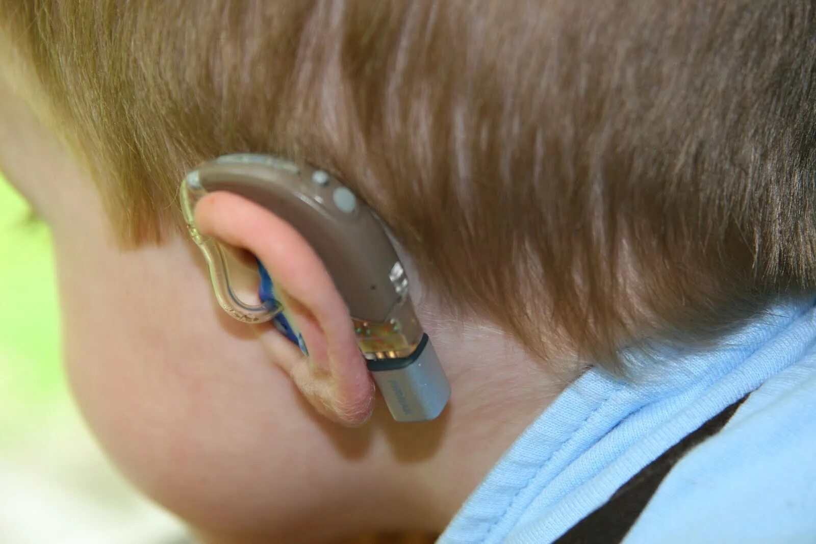 Медицинский слуховой аппарат для пожилого человека. Hearing whistle. Аппарат cochlear кохлеарный. Слуховой аппарат oticon. Hearing whistle.