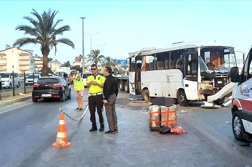 Автобус в турции перевернулся. Турция дтп автобус. Туристический автобус перевернулся. Турция дтп автобус. Турция дтп автобус.