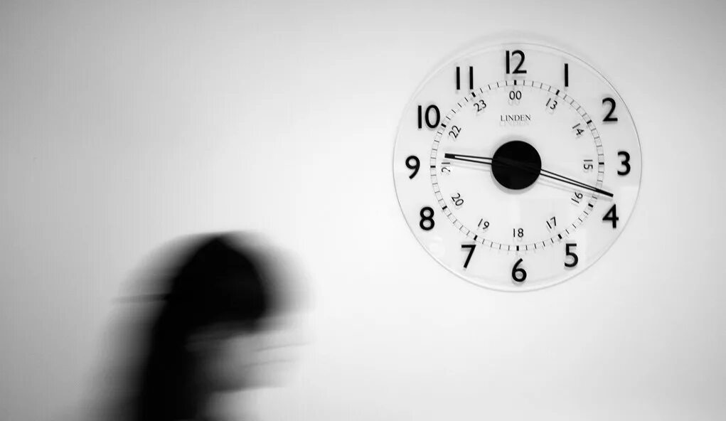 Time goes on. Страшные часы. иллюзия времени. time passing. дедлайн картинки.