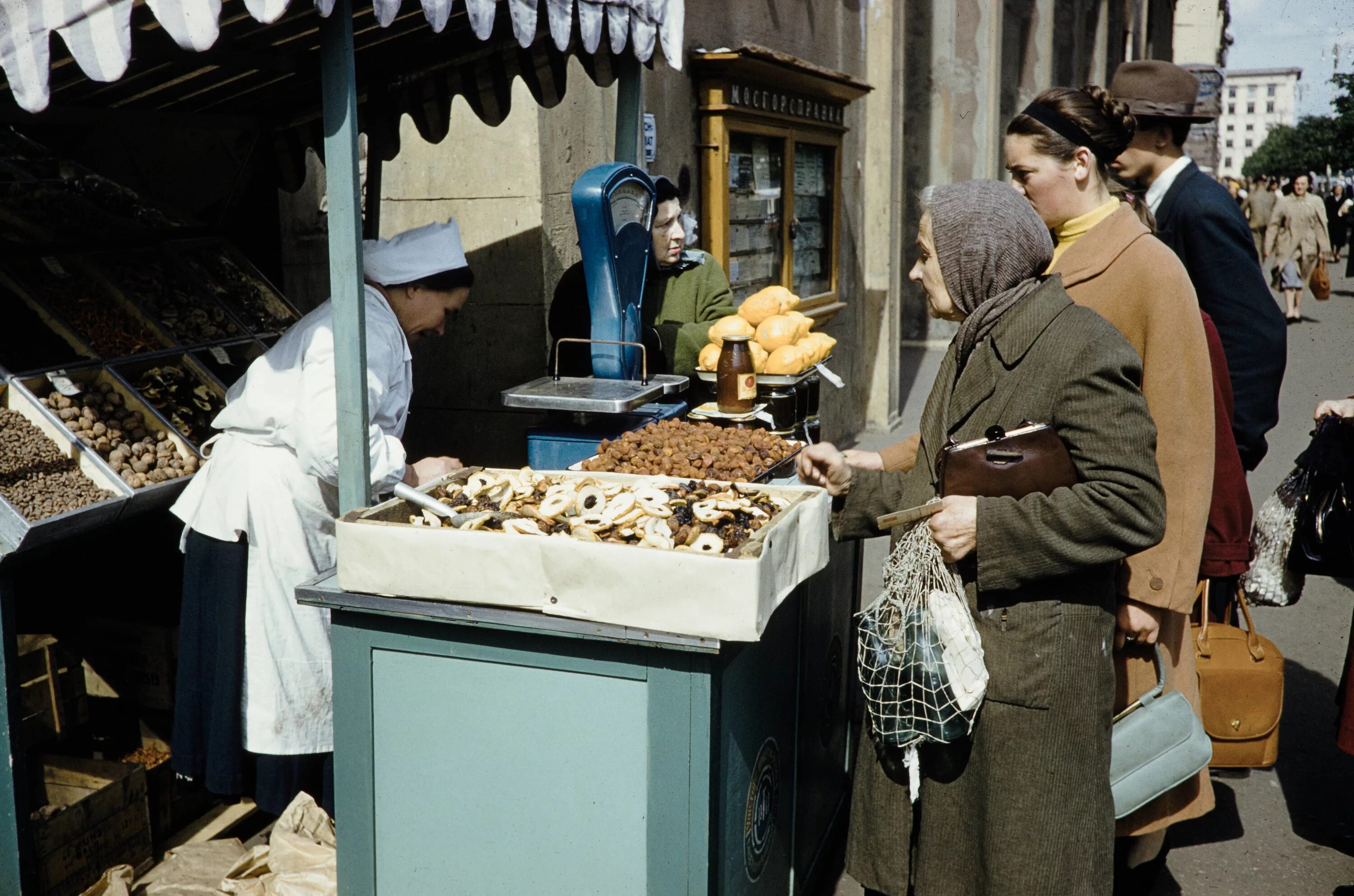 Харрисон Форман в Москве 1959 года. Москва 1959 года в фотографиях Харрисона Формана. Харрисон Форман в Москве 1959 года фото. Фотографии Харрисона Формана 1959 год. В советское время продавался