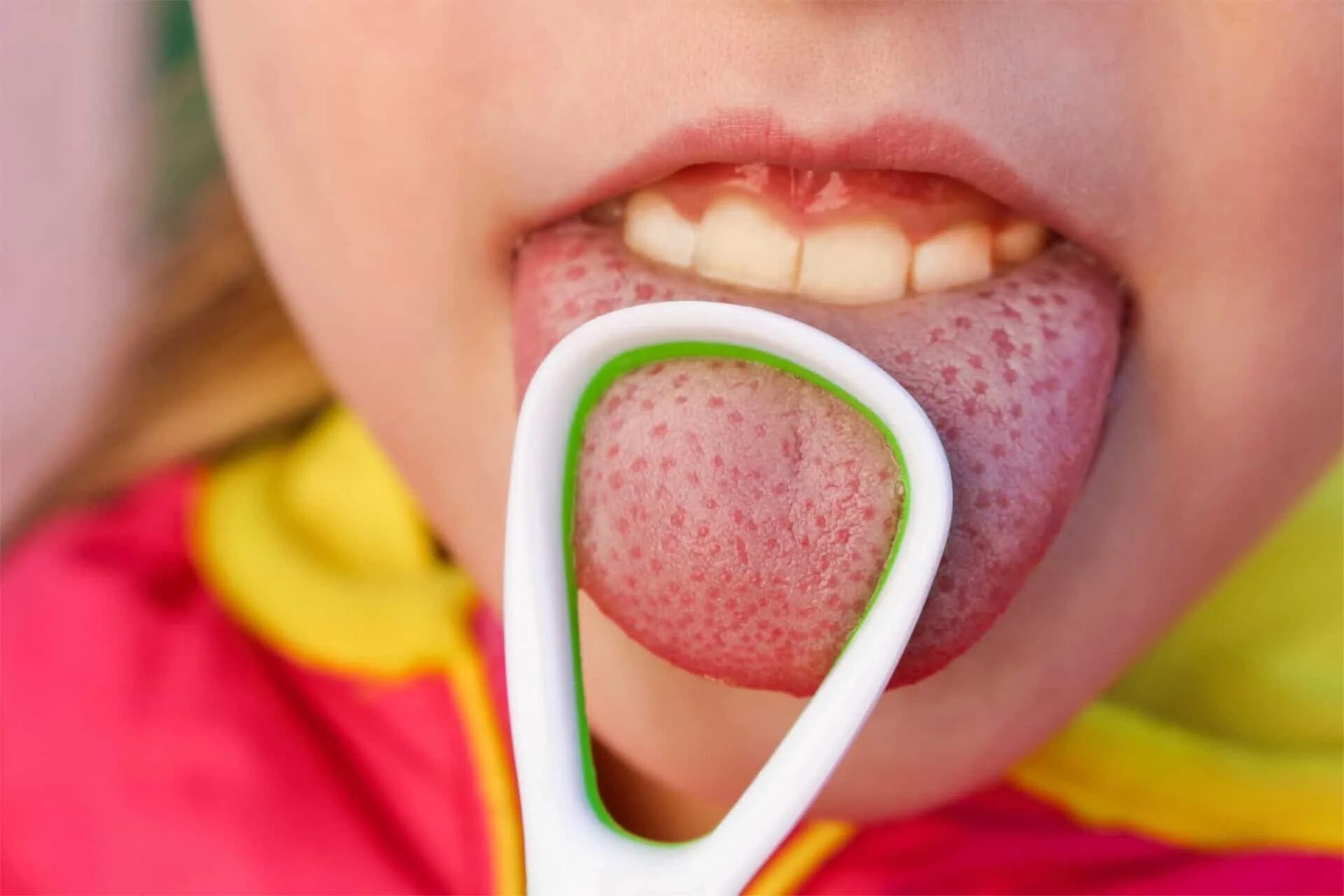 Зубная щетка для малышей силиконовая. Протереть язык грудничку. Чистка зубов марлей. Как почистить язык ребенку. Туалет полости рта у новорожденных.