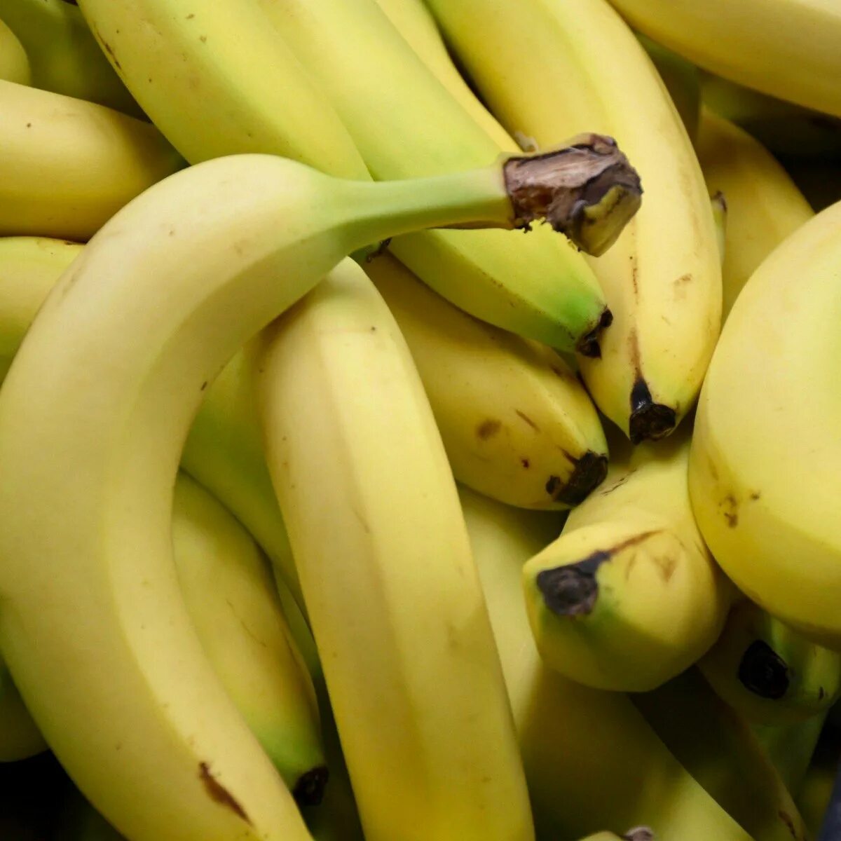 Фрукт в виде банана. Желтый банан на белом фоне. Фрукт в виде банана. Фрукт в виде банана. Банан.