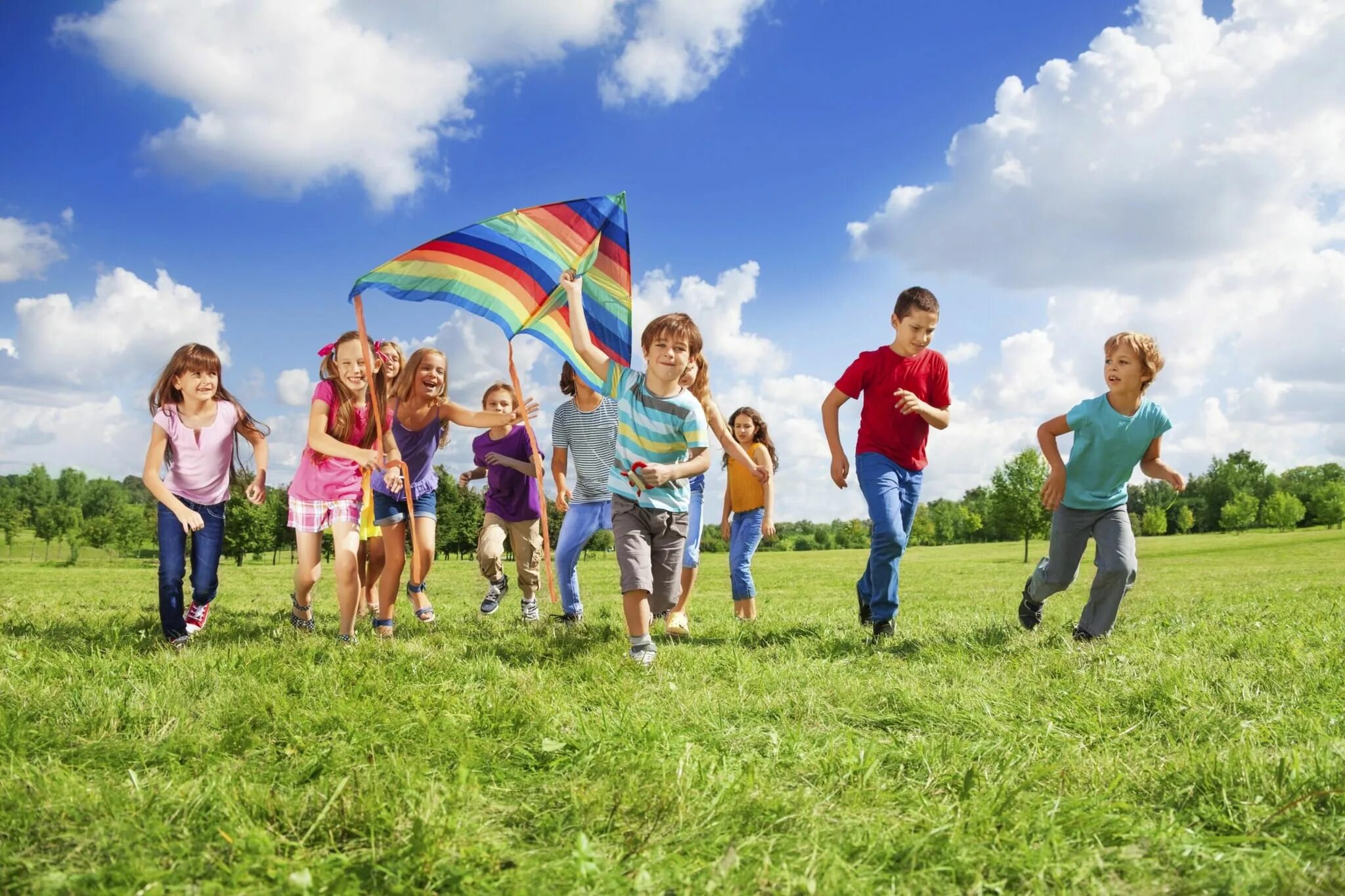 Лето дети природа. Люди играющие в настольные игры. Современные игры для детей. Уличные игры летом. Дети праздник.