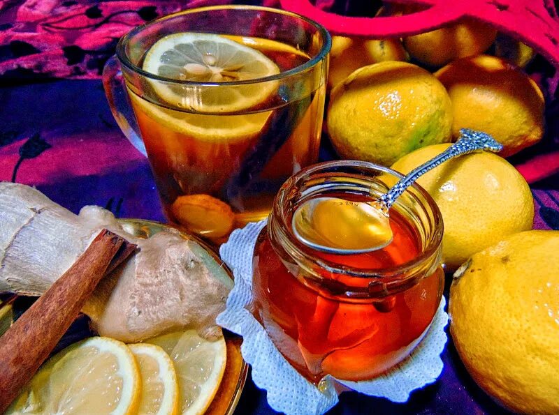 Чай с медом. Чай с лимоном. Мед варенье чай. Мед с чаем. Черный чай с медом