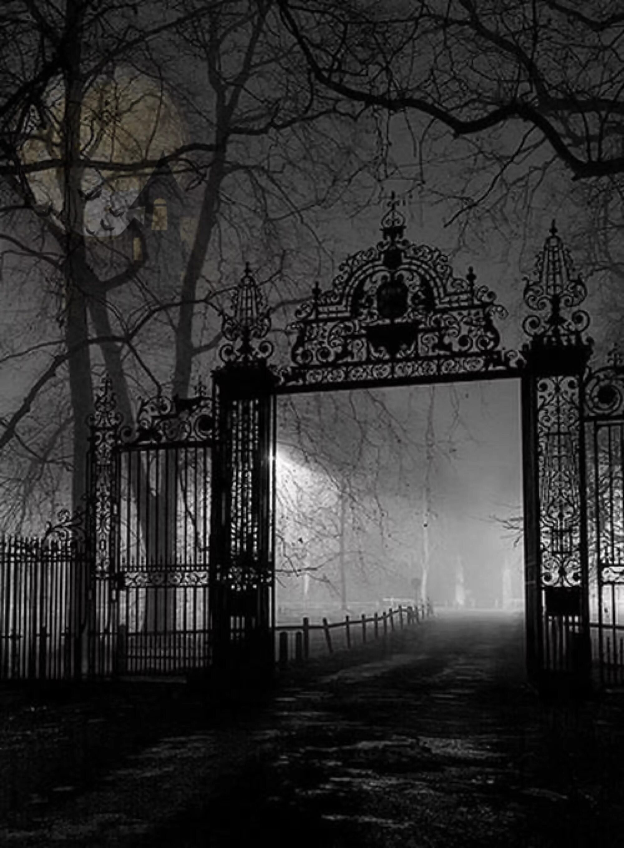 Мрачный фон. Кладбищенские врата. Хеллоуинский пейзаж. Готический сад. Готические ворота.