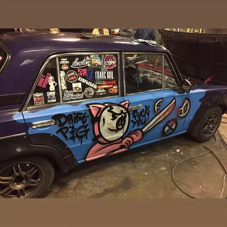 Граффити на жигули. Граффити на ваз 2108. Ваз 2108 лоурайдер. Граффити ваз. Граффити на авто.