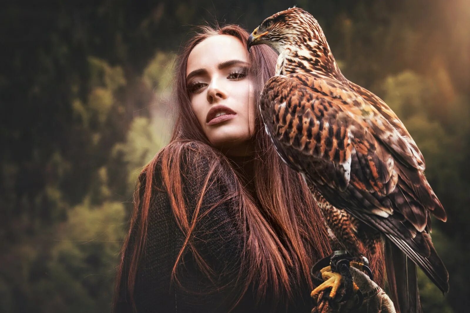 Девушка птица. Фотосессия с соколом. Фотосессия с соколом. Девушка с соколом фэнтези. Девушка с соколом.