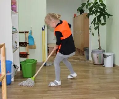 Мытье полов в детском саду