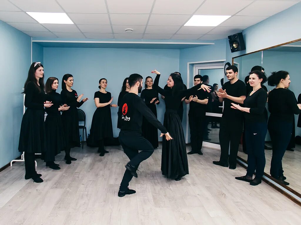 Школа кавказских танцев. Танцуй кавказ. Школа кавказских танцев. Кавказские танцы. Кавказ школа лезгинки.