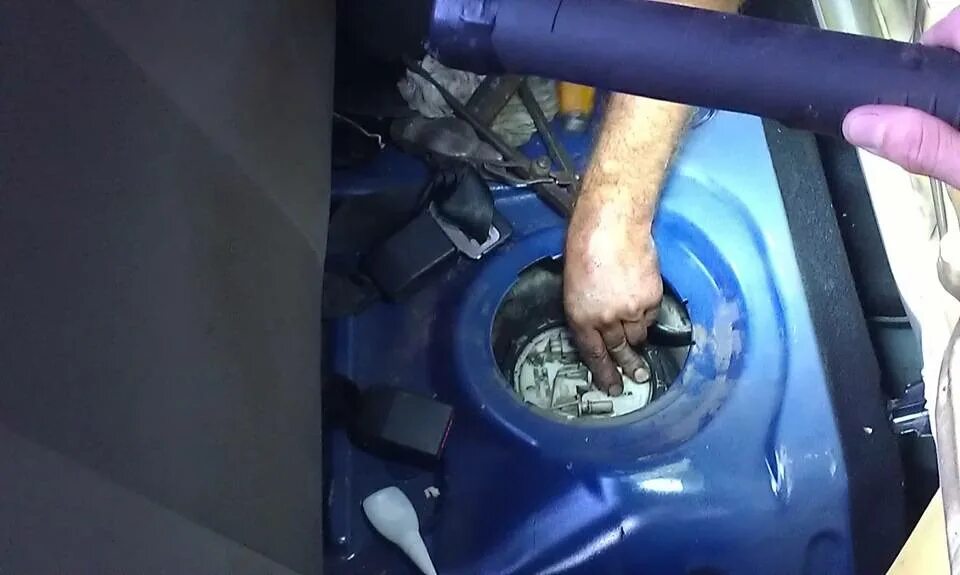Вода в бензобак что будет. Губка для бензобака. забилась трубка в топливном баке. олифа в бензобак. вода в топливном баке.