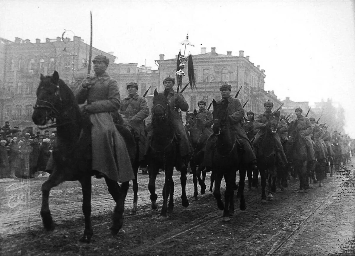 30 е июня. Кавалеристы РККА гражданской войны. Парад красной армии 1919.