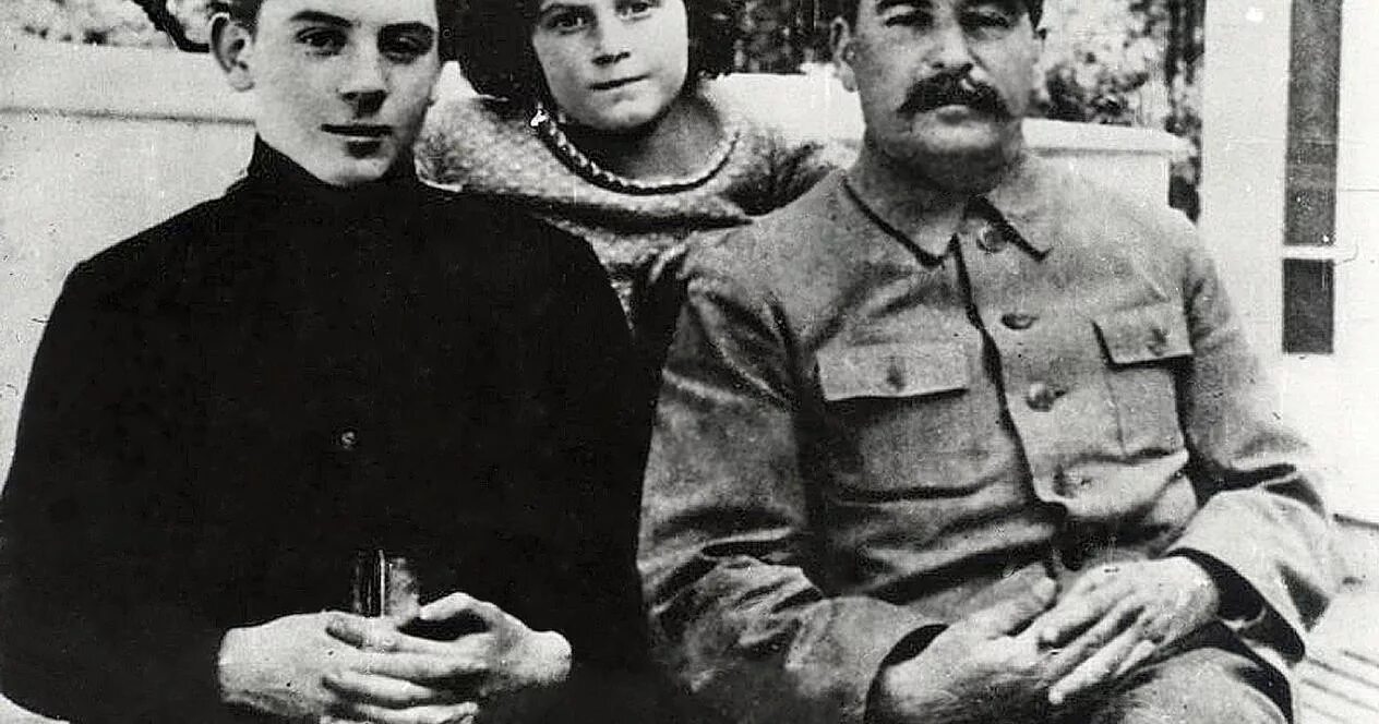 Сколько сыновей у сталина. Каплер и дочь Сталина. Дети Василия Сталина.
