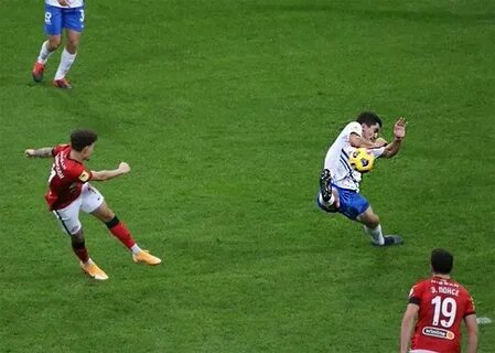 Футбол руками играть
