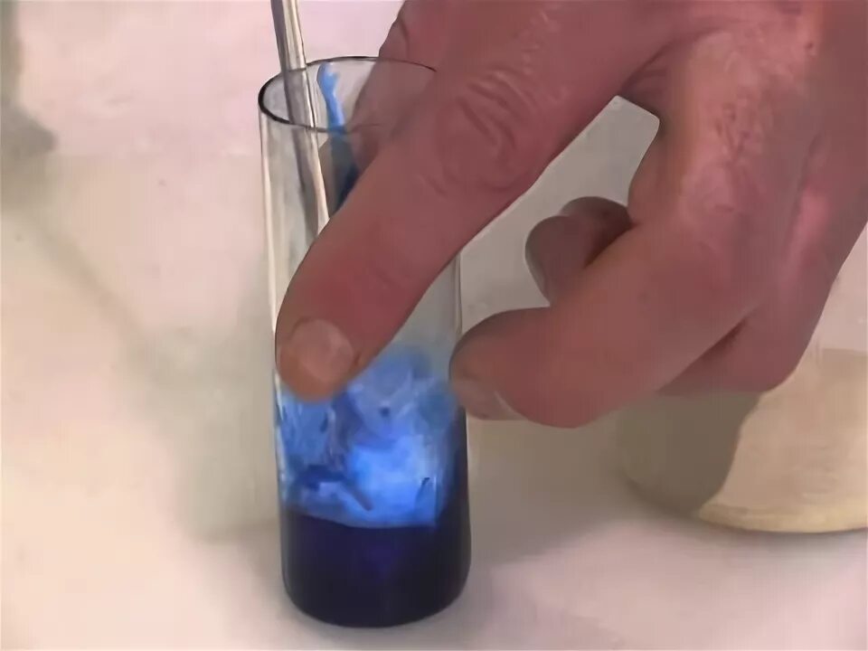 Аммиачном растворе гидроксида меди ii. Раствор гидроксида меди. Медный купорос в бутылке. Растворение целлюлозы в аммиачном растворе гидроксида меди. Берлинская лазурь раствор.