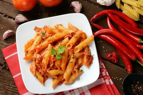 Penne Arabiata, penne makarna ile hazırlanıp özel sos ile harmanlanarak ser...