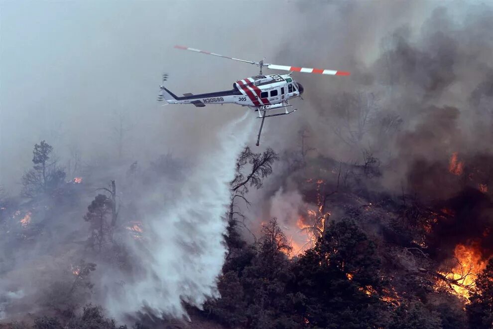 Тушение пожаров с помощью вертолетов впр. Вертолет для тушения пожаров. Лесной пожар с вертолета. Тушение лесного пожара с вертолета. Вертолет тушит Лесной пожар.