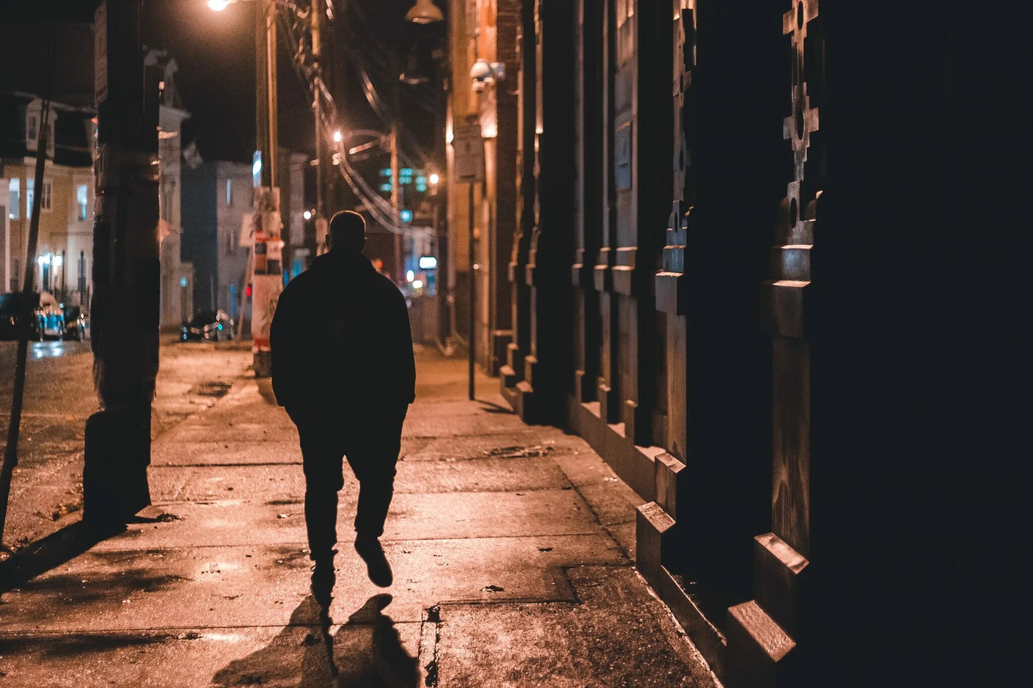 Mark doesn t walking at night. Нью роки на парнях. man walk in the street. man walking on dark street. walking down the street песня.