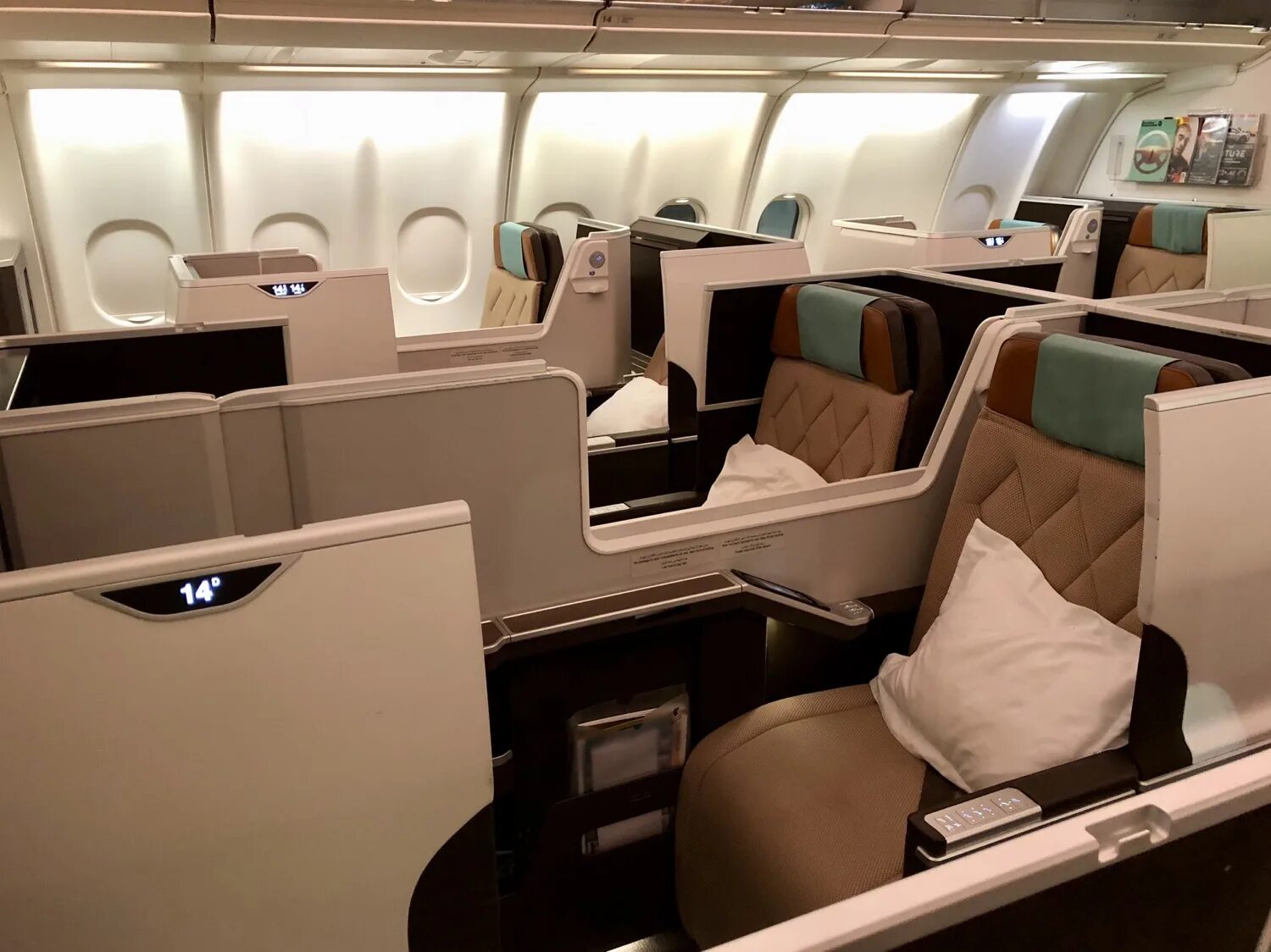 Класс эйр. Oman Air Business class a330. Oman Air Business class 787. Oman Air Airbus a330-300 бизнес. Oman Air a330 салон.