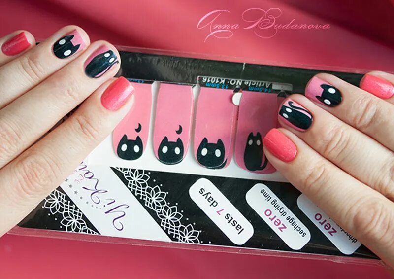 Маникюр радость. Маникюр магазин пятерочка. Маникюр со слайдерами сердечками. Одива маникюр. Маникюр с наклейками молния.