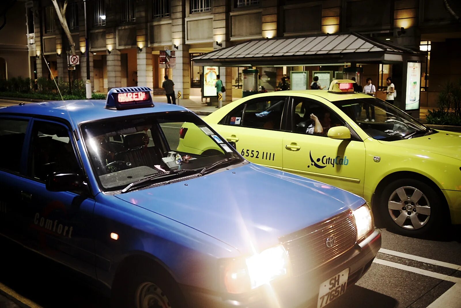 Синее такси. Такси ап на машине. Сине желтое такси. Синий таксист.
