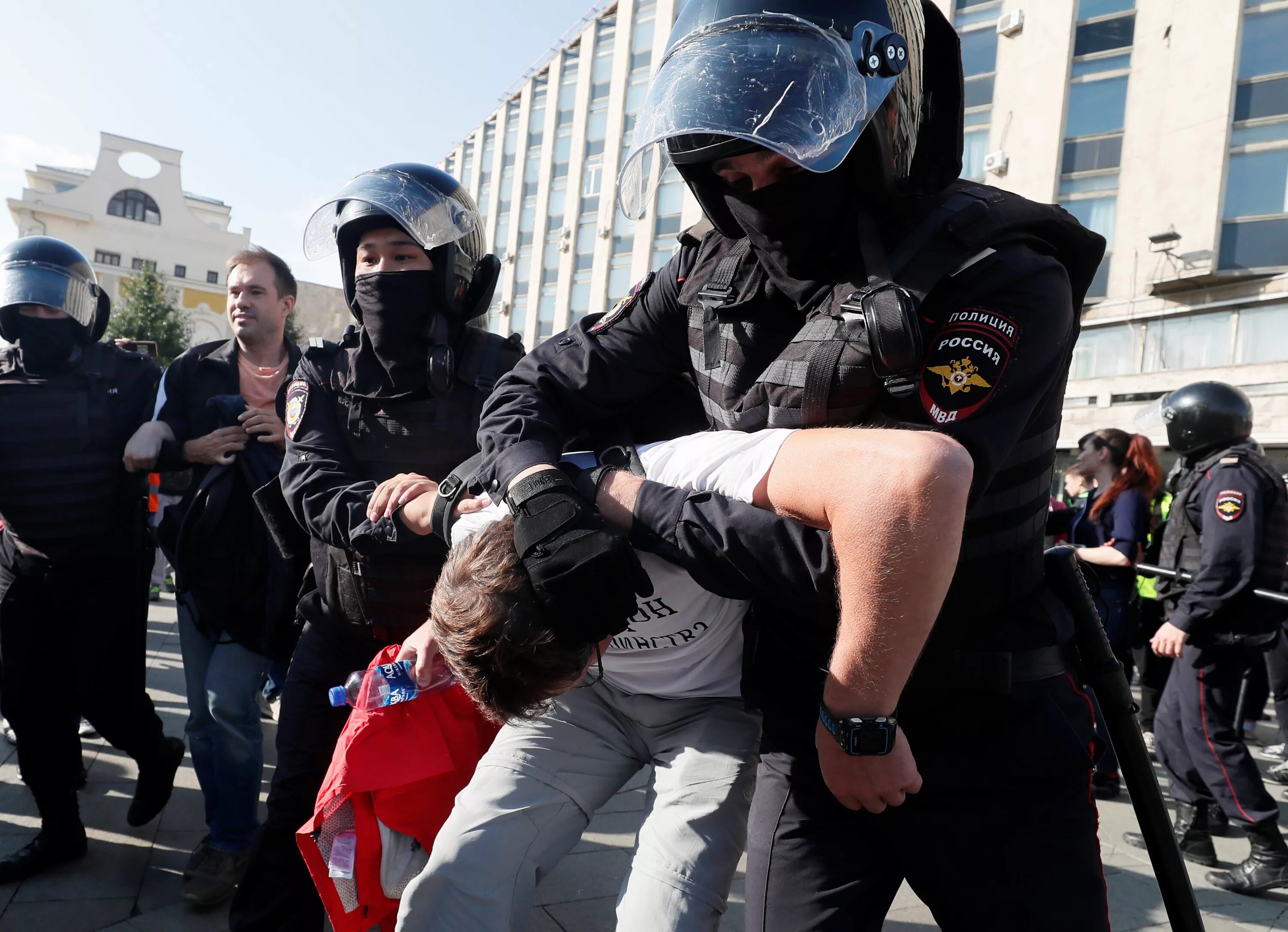 Протесты в москве. Насильственная преступность. Насилие в семье силуэт. Диктатура насилия. Диктатура насилия.