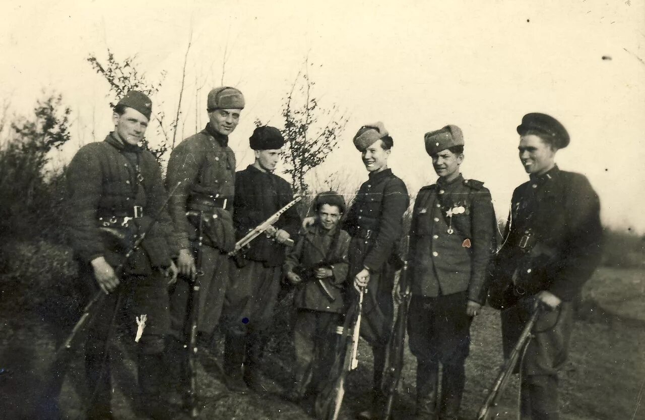 Нквд приколы. Евгений шалашов чекист. Западный рубеж. Демотиватор нквд бандеровцы. Западные чекисты.