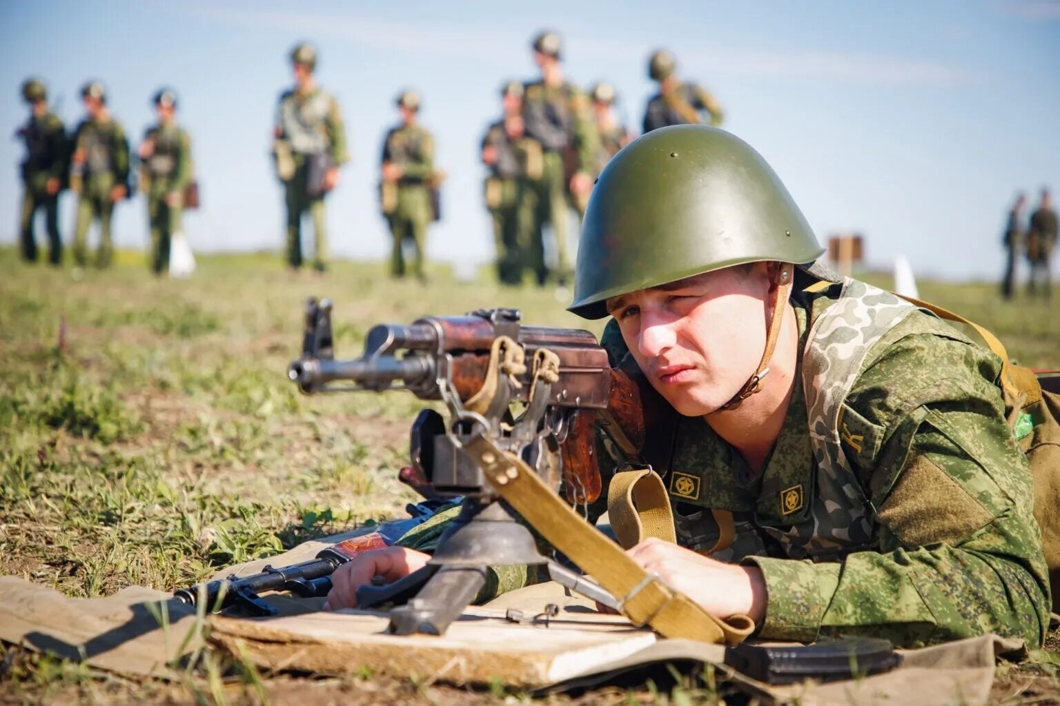 Почему стоят военные. Солдат с автоматом. Военный солдат. Русский солдат. Солдат армии России.