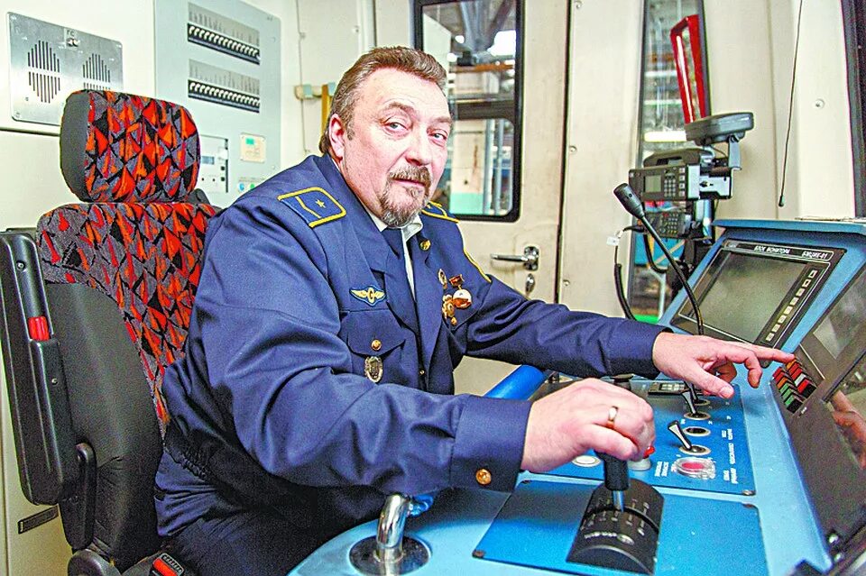 Наталья корниенко машинист. Связь с машинистом. Павел клевцов машинист электропоезда. Сверено с машинистом. Машинист электродепо метрополитена.