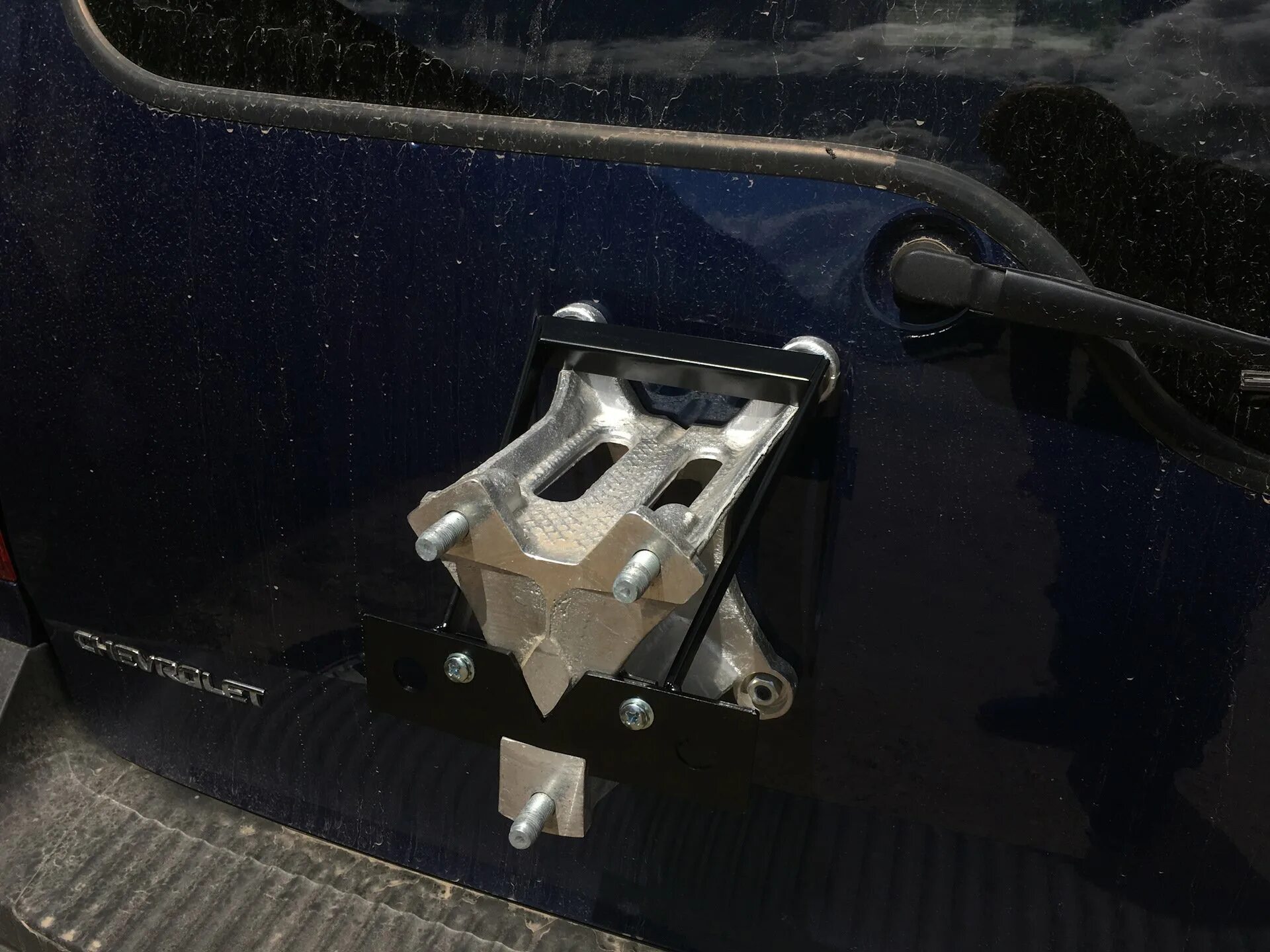 Крепление запасного колеса нива 2121. Кронштейн стабилизатора нива 2121. Крепеж нива. Кронштейн экрана двигателя нива шевроле. Кронштейн крепления запасного колеса нива 2121 сзади.