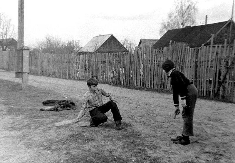 Во что играли 90. Игра в банки. Советское детство игры во дворе. Советское детство во дворе. Детский дворовый хоккей.