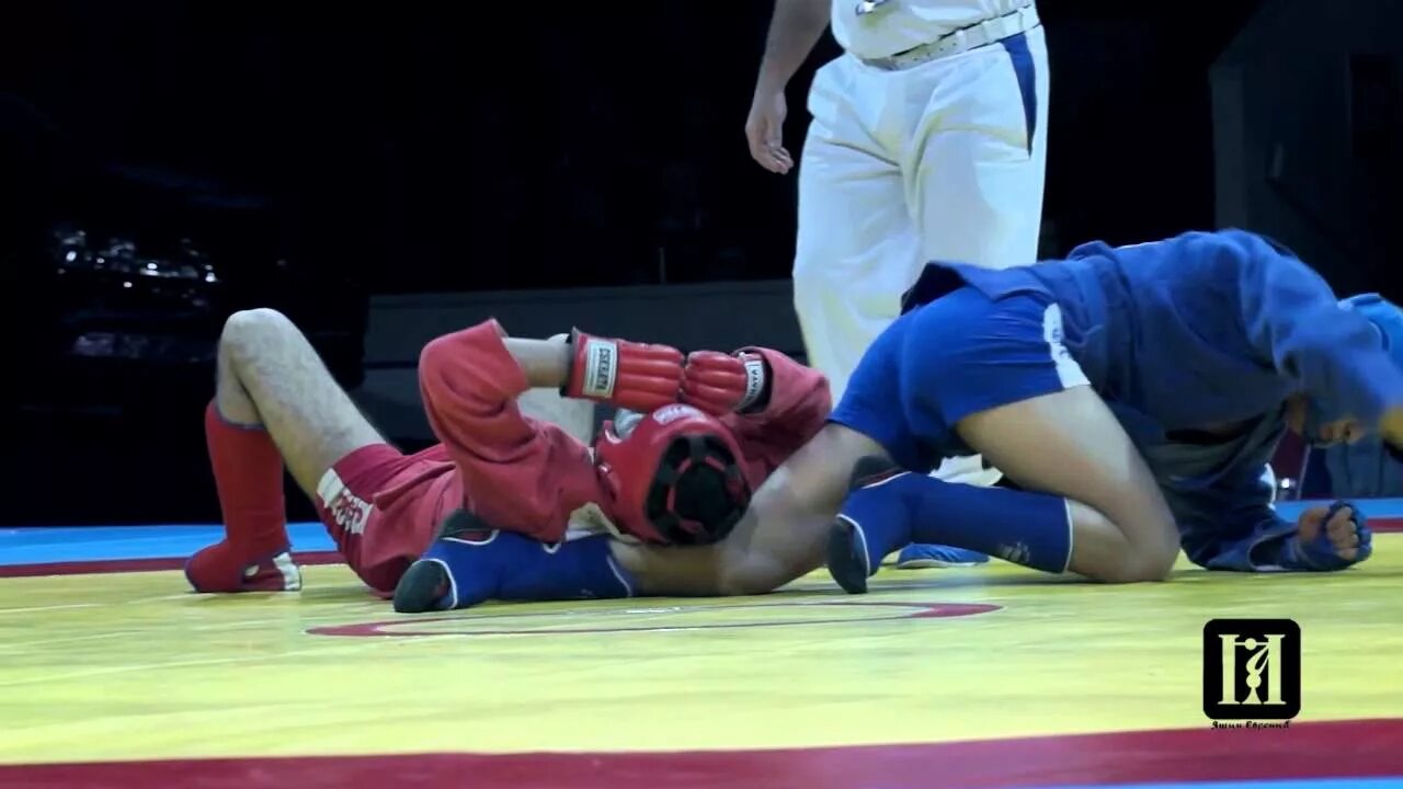 Борьба против дзюдо. Удушающий в самбо. Удушающий в самбо. Боевое самбо треугольник. Боевое самбо партер.