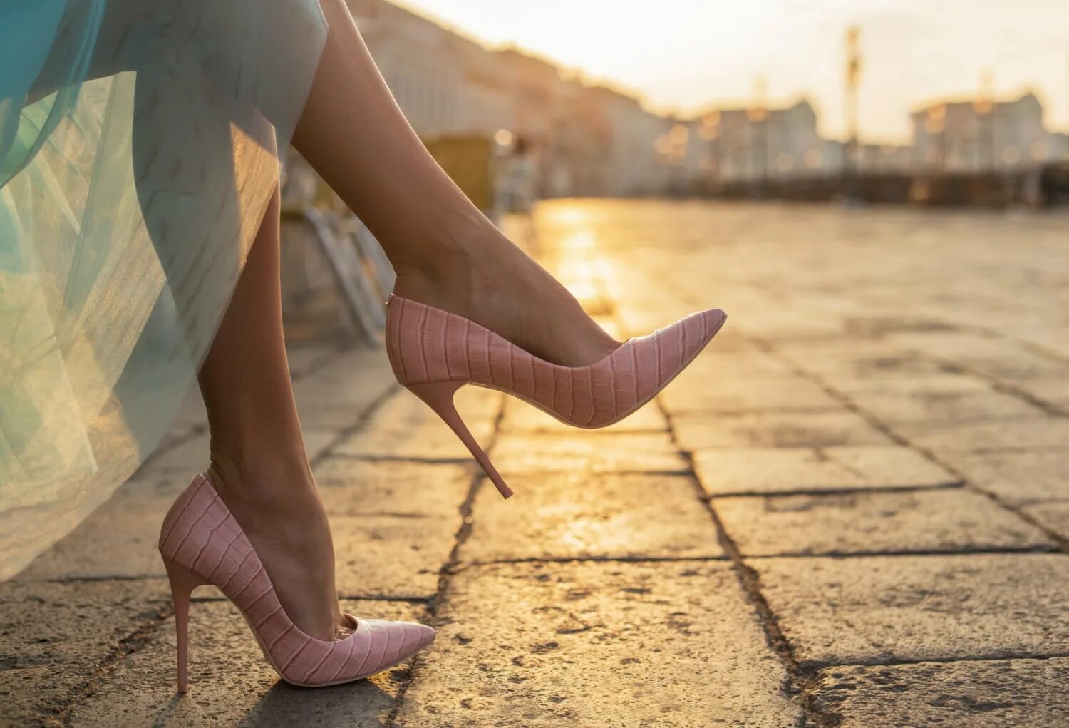 High heels is. Женские ноги в туфлях. Красивые ноги на каблуках. Красивые ноги в туфлях. Девушка в туфлях.