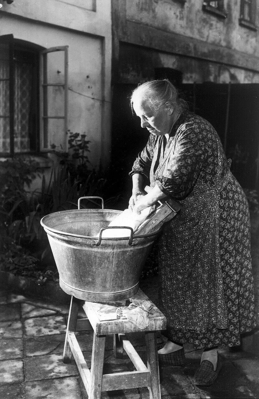 Женщина стирает руками. Древняя стиральная доска. Стиральная доска старинная. Бенни прачка. Послевоенная повседневность.