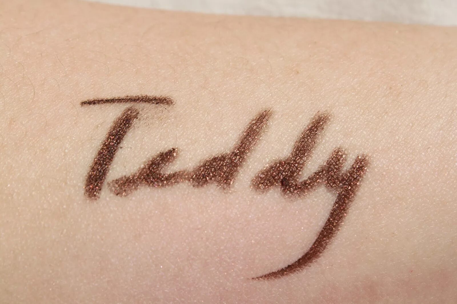 Mac eye. Eye kohl eyeliner, teddy. mac eye kohl powersurge. mac teddy карандаш для глаз. mac eye kohl свотчи.