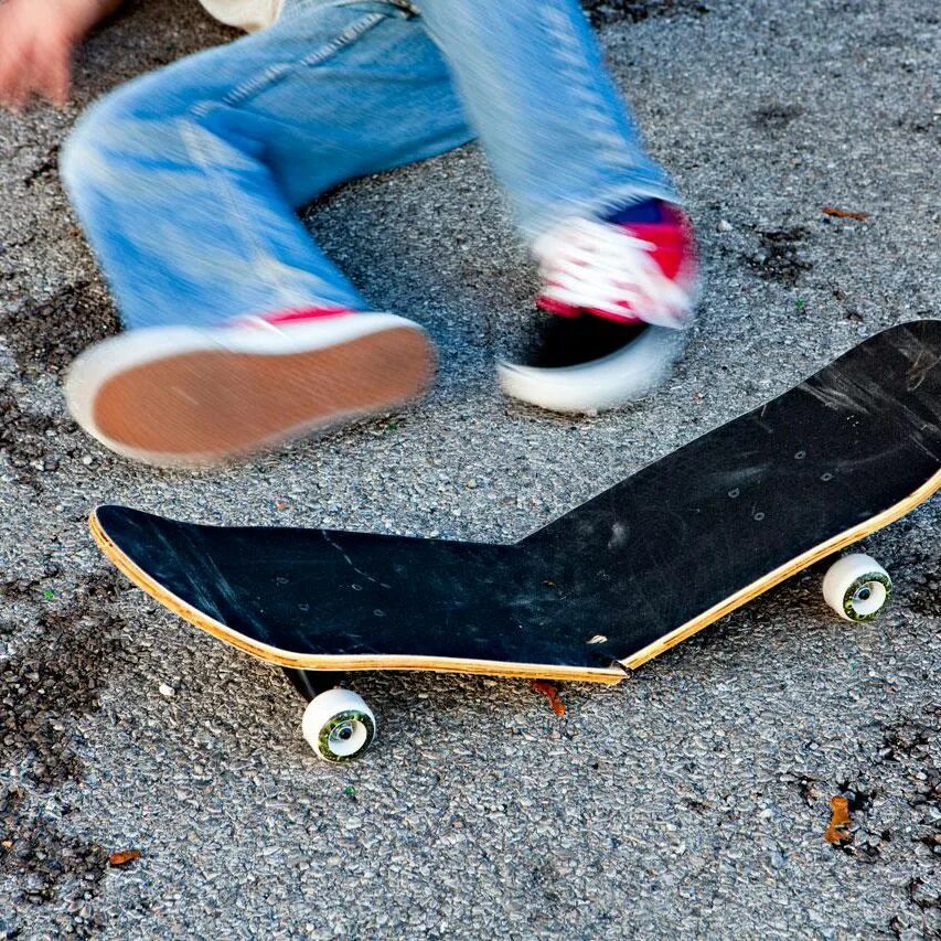 Skate wear. Стиль скейтеров девушки 2022. Горящий скейт. Стиль одежды скейтеров. Брюки дикис скейт.