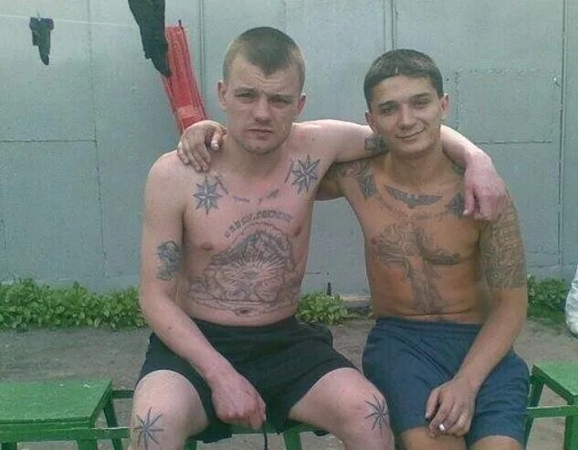 Парни на зоне. Фармазонщица кто это. Фармазонщица женщина на жаргоне. Хозяйский на блатном. Фармазонщица женщина на жаргоне.