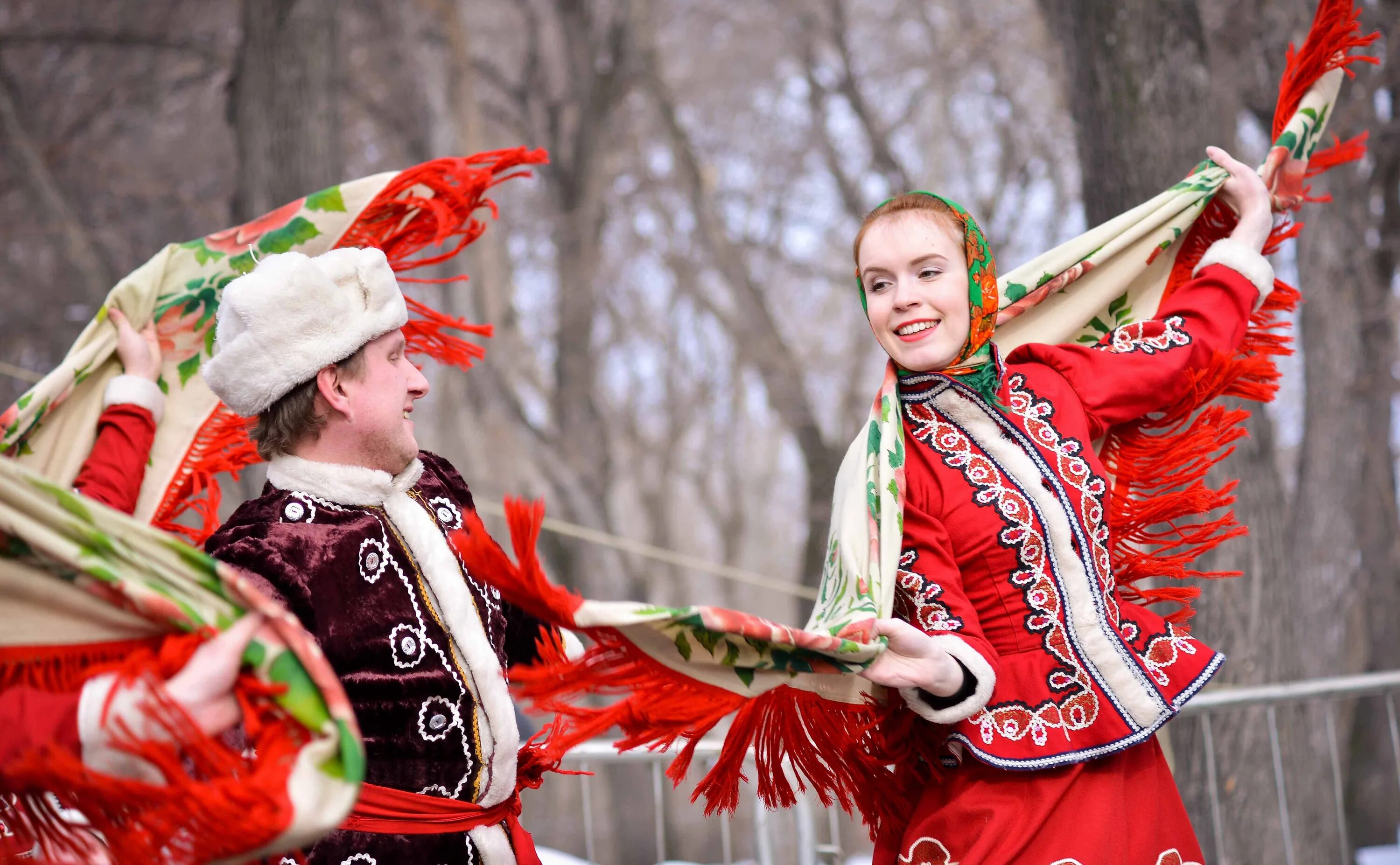 фольклорный коллектив на масленицу. народное гуляние. «русская культура». традиционная народная культура. хороводы на руси.