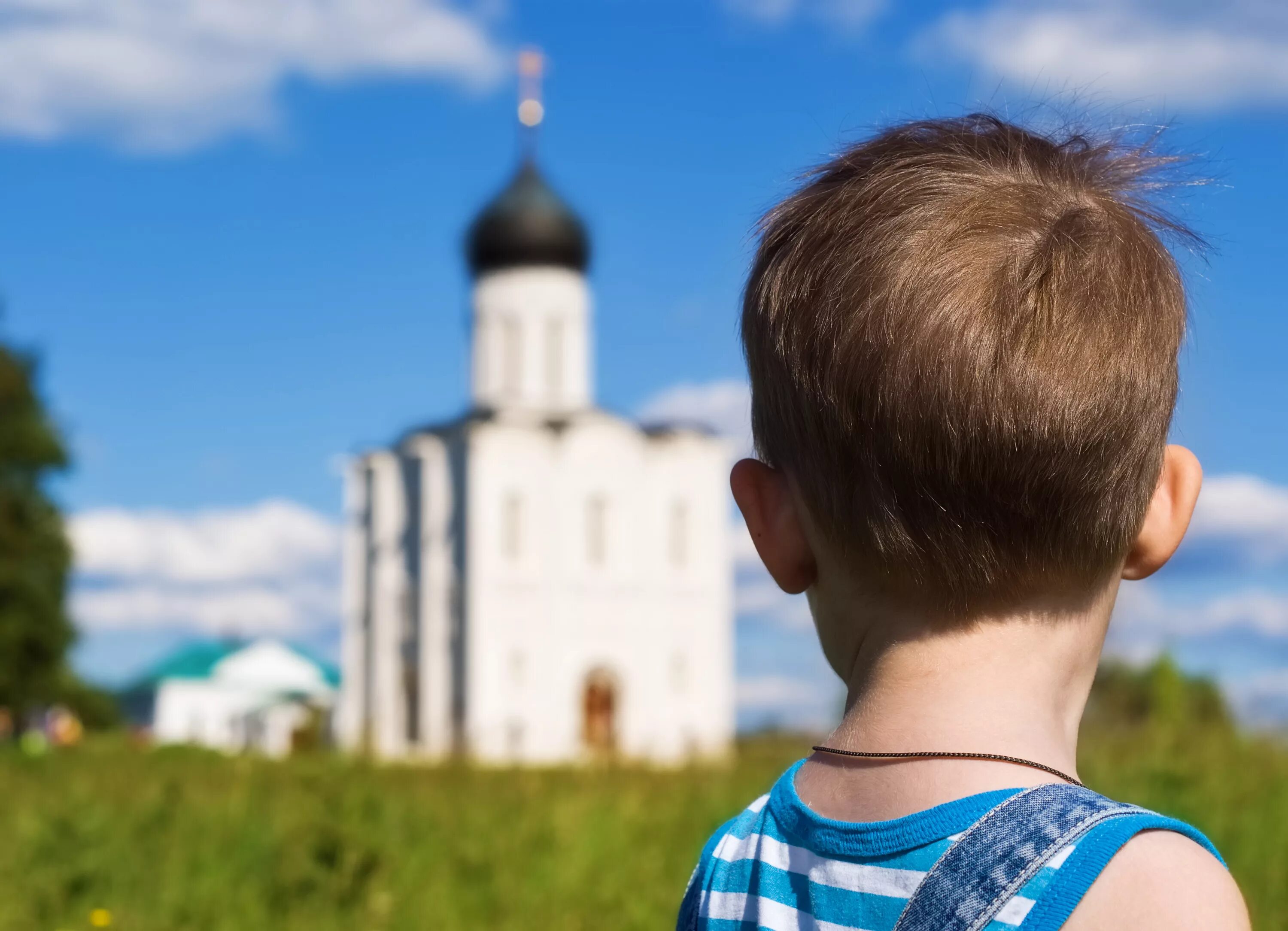 Дети в храме. Мальчик в храме. Мальчик возле храма. Православный храм мальчики.