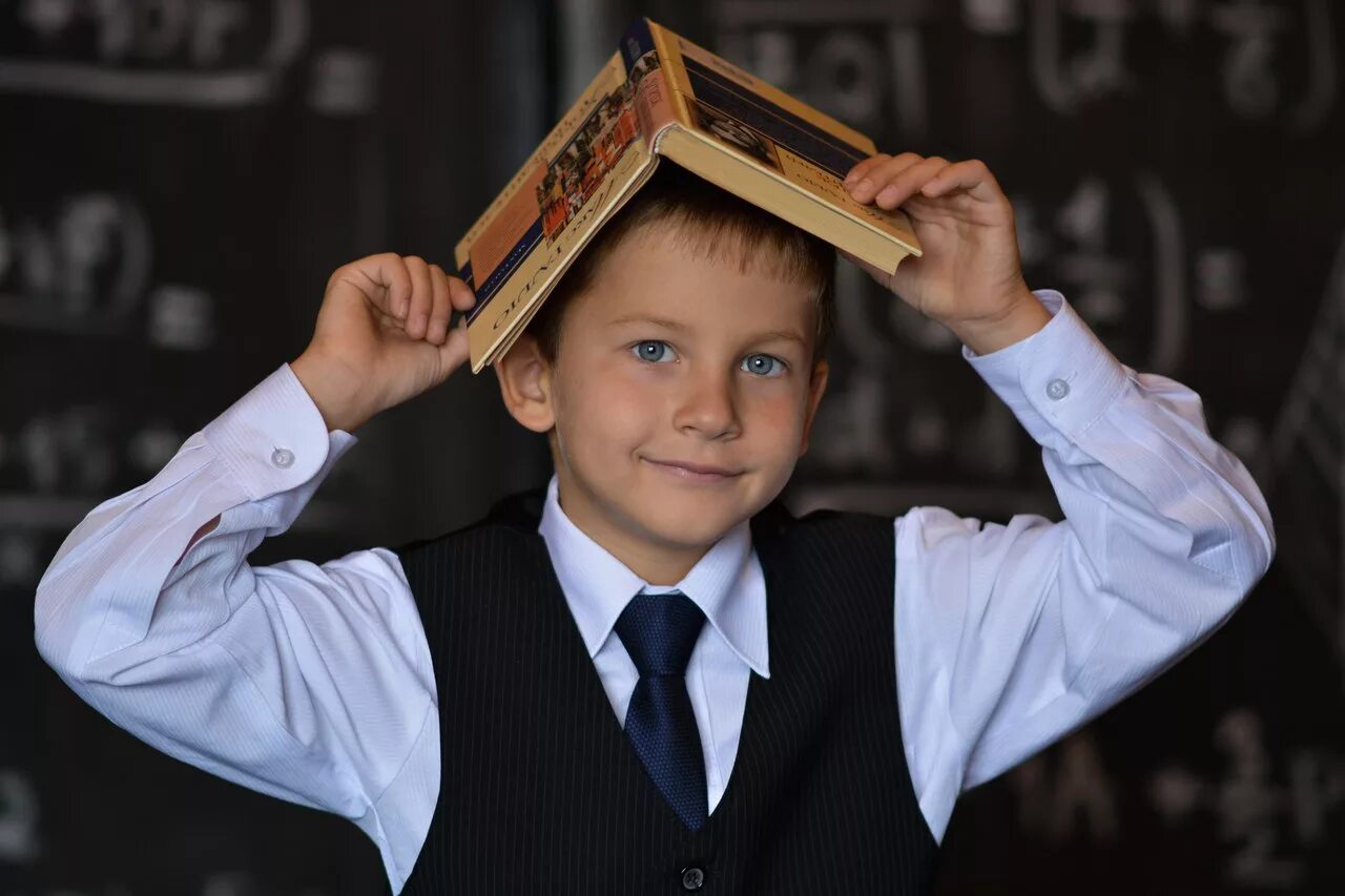 Школьники на перемене в классе. Далеко школьник. Портрет школьника. Ученики в школе. Далеко школьник.